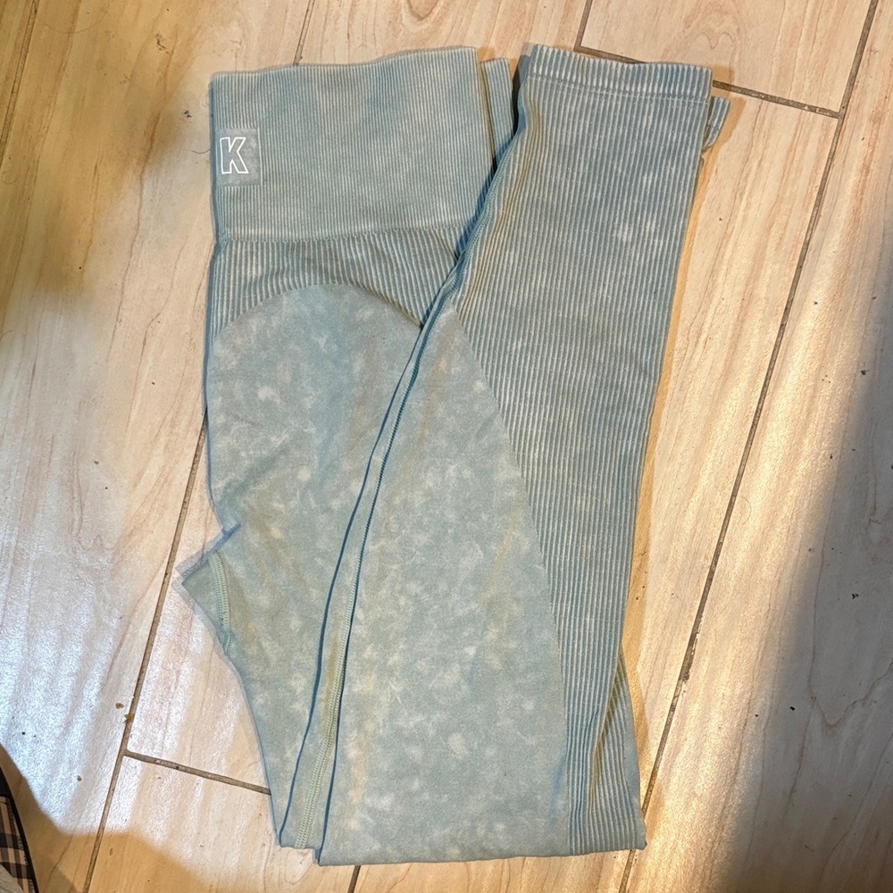 PINK VICTORIAS SECRET SAGE GREEN ACID WASH SEAMLESS LEGGINGS